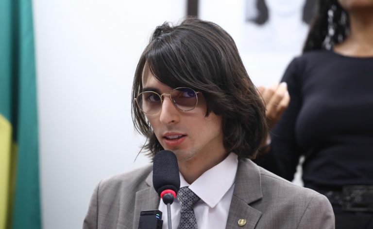 Comissão aprova acompanhante para pessoa autista ou com Down em exame de direção veicular