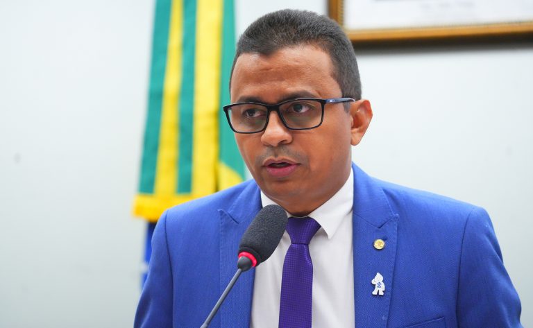 Comissão aprova garantia de atendimento acessível às pessoas surdas na administração pública Comissão aprova garantia de atendimento acessível às pessoas surdas na administração pública