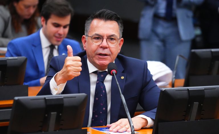 Comissão aprova incluir no currículo escolar orientação sobre denúncia de violência
