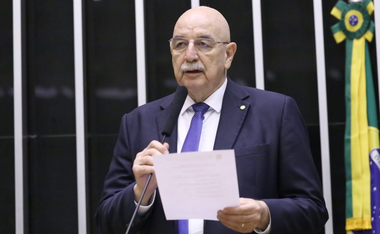 Publicação da Câmara dos Deputados analisa como combater a violência nas escolas; ouça