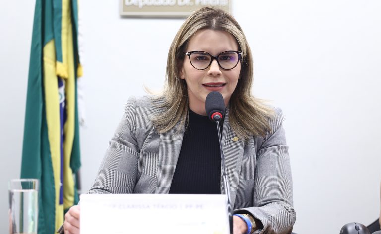 Comissão aprova projeto que criminaliza uso de IA para produzir pornografia infantojuvenil