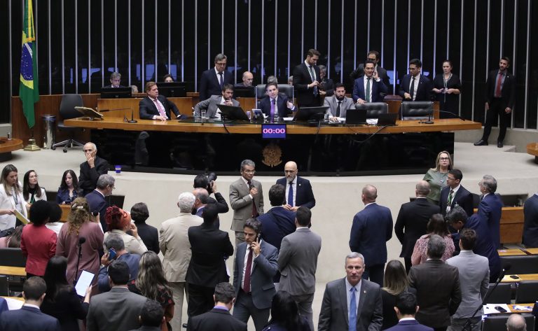 Câmara aprova pedido de suspensão de ação penal contra deputado Gustavo Gayer