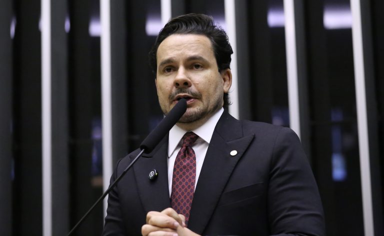 Câmara aprova punição e torna hediondo o crime de obstruir vias para praticar crimes