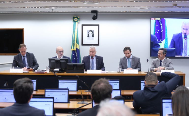 Especialistas pedem marco legal permanente para política industrial no Brasil