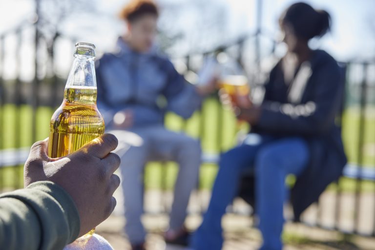 Nova lei aumenta pena para quem entrega drogas ou álcool a crianças ou adolescentes