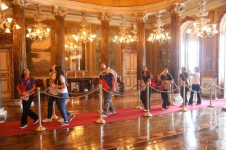 Estudantes da rede municipal de Manaus visitam Teatro Amazonas e conhecem patrimônio cultural e história local