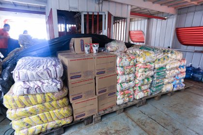 Prefeitura de Manaus envia mais de 7,5 toneladas de merenda escolar a 19 escolas ribeirinhas