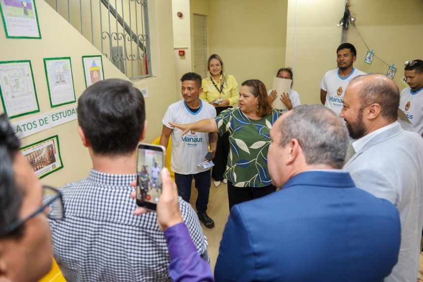 Semed e Semasc garantem acesso à educação de jovens e adultos no Centro POP de Manaus em ação social