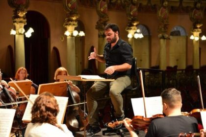 Otávio Simões rege a ópera Salvator Rosa no Teatro Amazonas durante o Festival Amazonas de Ópera
