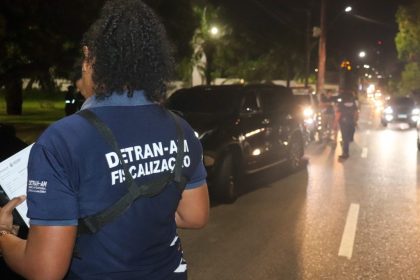 Detran-AM flagra motociclista sem capacete e sem placa na avenida Noel Nutels e registra outras irregularidades no veículo