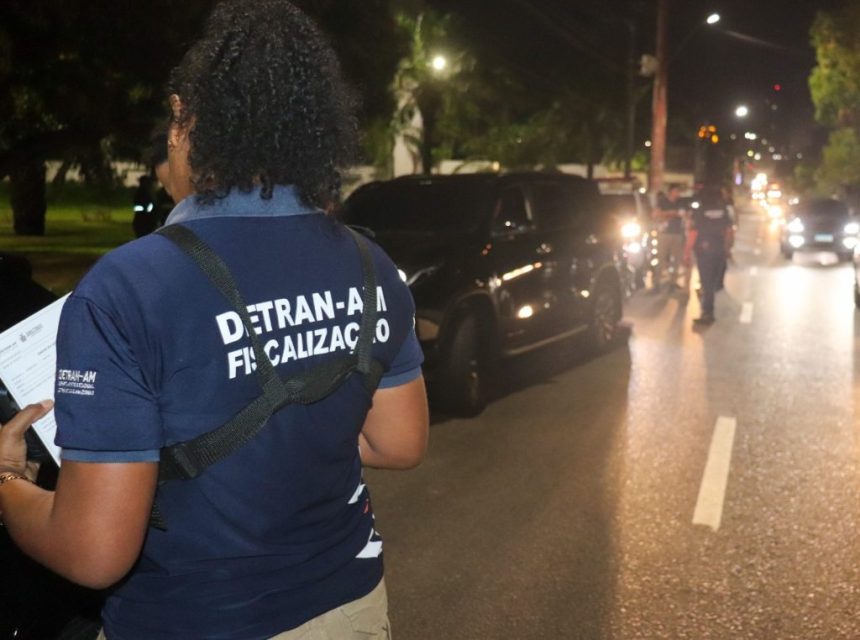 Detran-AM flagra motociclista sem capacete e sem placa na avenida Noel Nutels e registra outras irregularidades no veículo