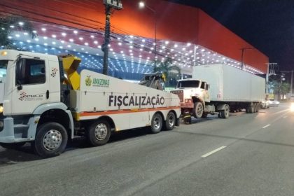Detran-AM autua condutor após colisão de caminhão contra poste na zona leste da capital