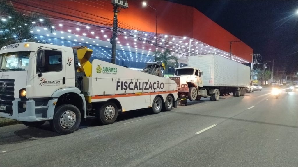 Detran-AM autua condutor após colisão de caminhão contra poste na zona leste da capital