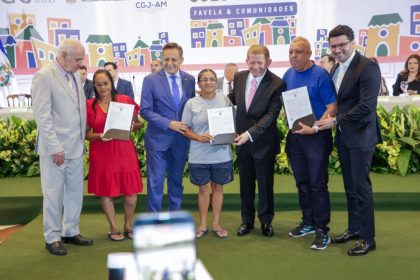 Governo do Amazonas entrega títulos definitivos a famílias na abertura da Semana Solo Seguro no Palácio Rio Negro