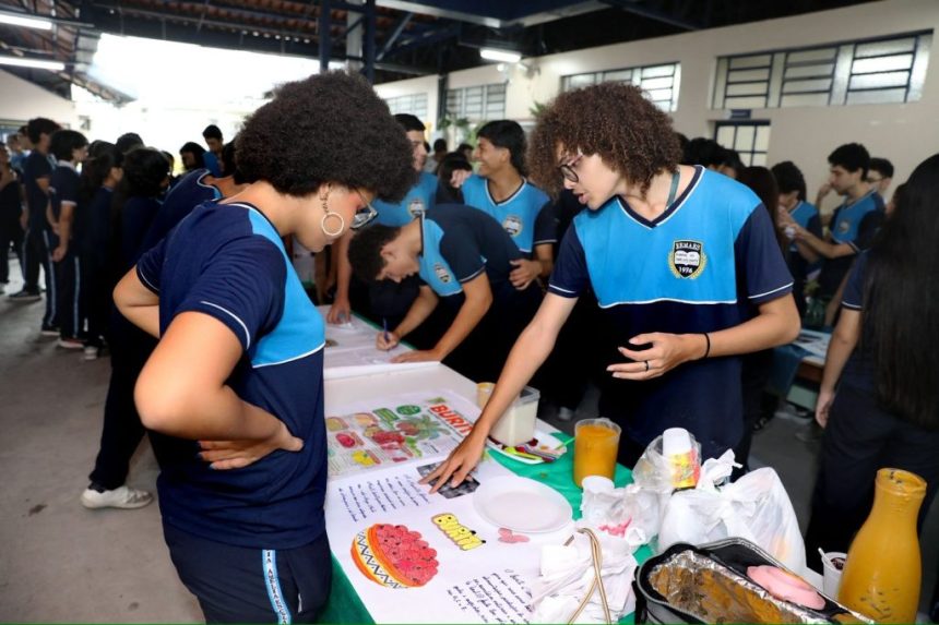 Escola Estadual Maria Amélia em Manaus realiza feira sobre frutos amazônicos com cerca de 250 estudantes