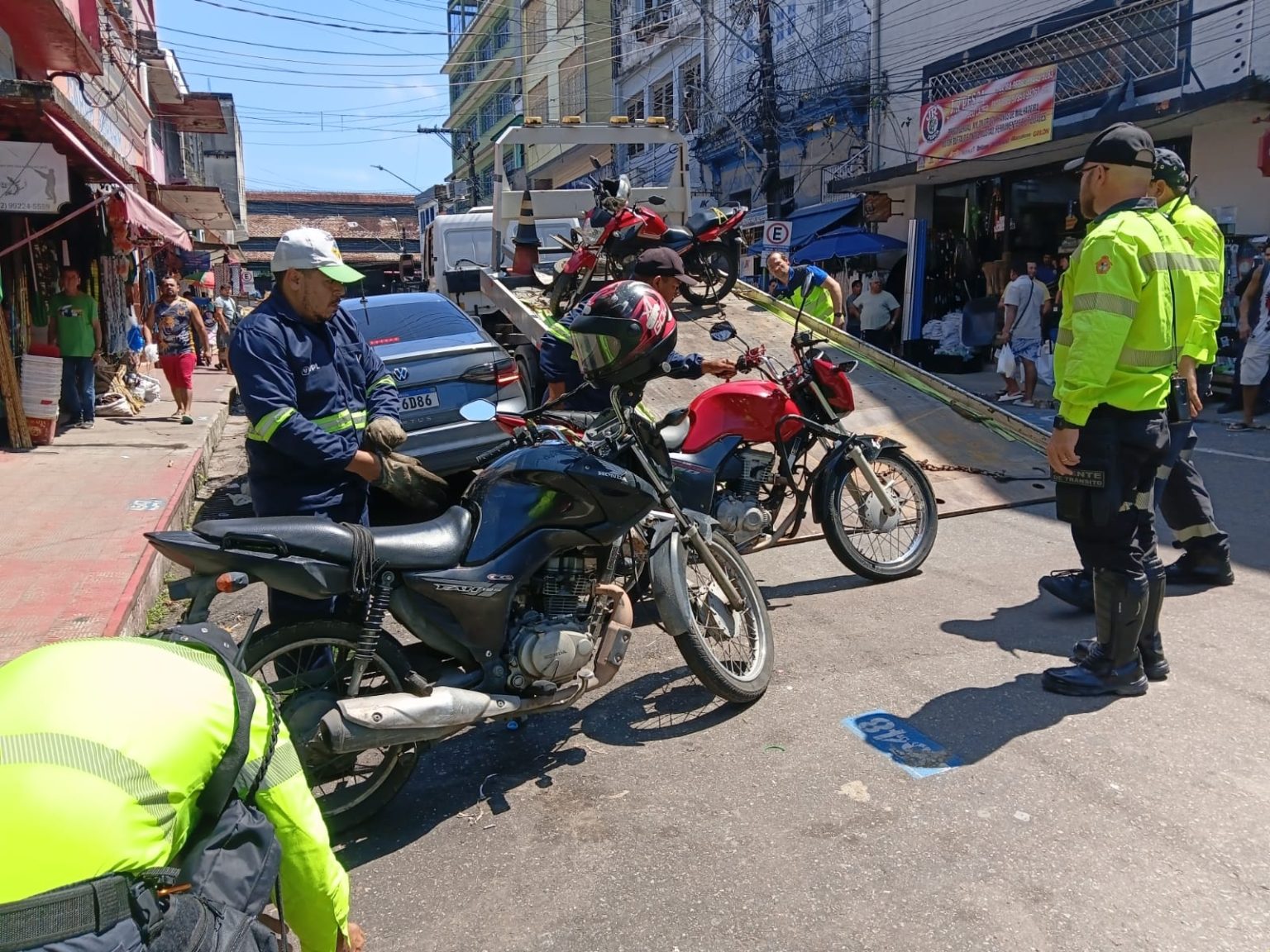 Fiscalização no centro de Manaus pela Prefeitura remove cinco veículos e reforça ordenamento do serviço Zona Azul