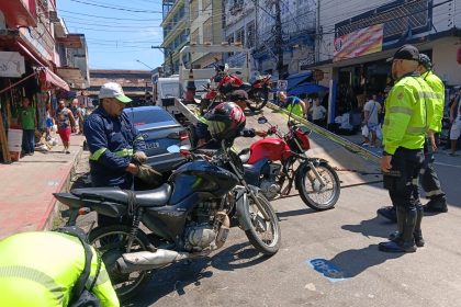 Fiscalização no centro de Manaus pela Prefeitura remove cinco veículos e reforça ordenamento do serviço Zona Azul