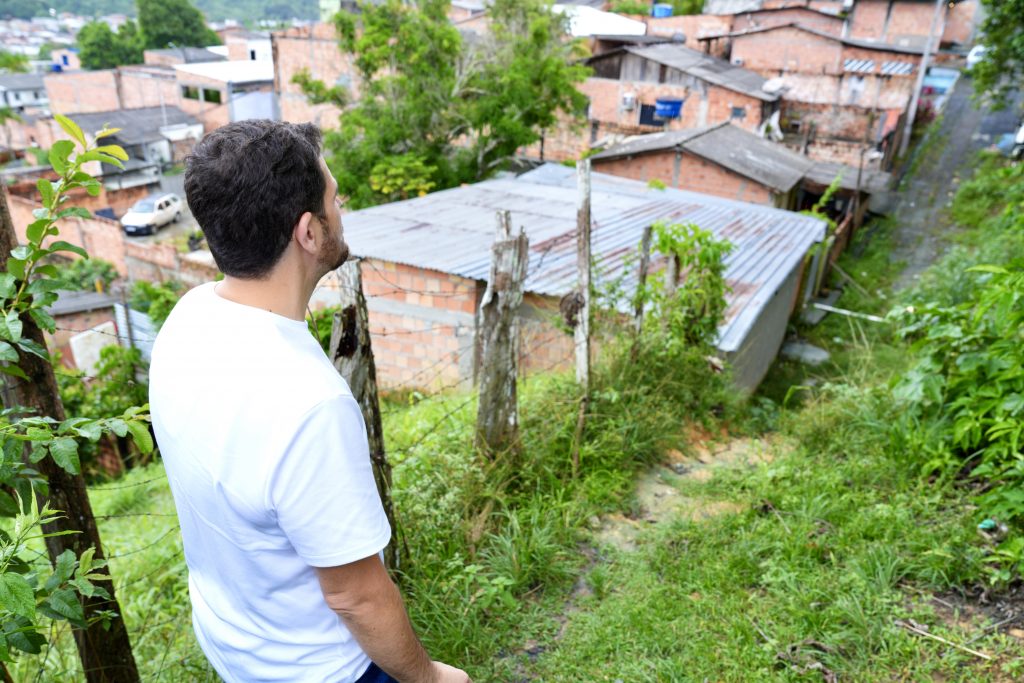 Renato Junior determina obra de acessibilidade com escada de concreto no loteamento Renato Souza Pinto 2 em Manaus para melhorar mobilidade