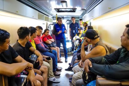 Prefeitura de Manaus realiza ação Cine Moto para orientar motociclistas e promover segurança no trânsito na avenida Cosme Ferreira