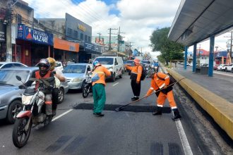 Prefeitura de Manaus executa recuperação asfáltica na avenida Autaz Mirim no Tancredo Neves em 21/5 com aplicação de massa asfáltica