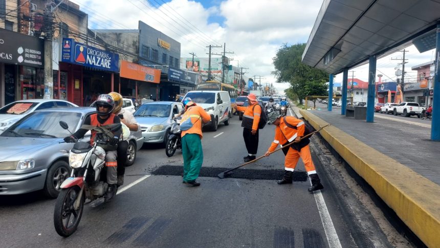 Prefeitura de Manaus executa recuperação asfáltica na avenida Autaz Mirim no Tancredo Neves em 21/5 com aplicação de massa asfáltica
