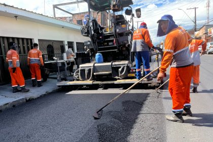 Recapeamento asfáltico na rua Coronel Sávio Belota em Manaus recebe 2.500 toneladas e avança na zona Norte