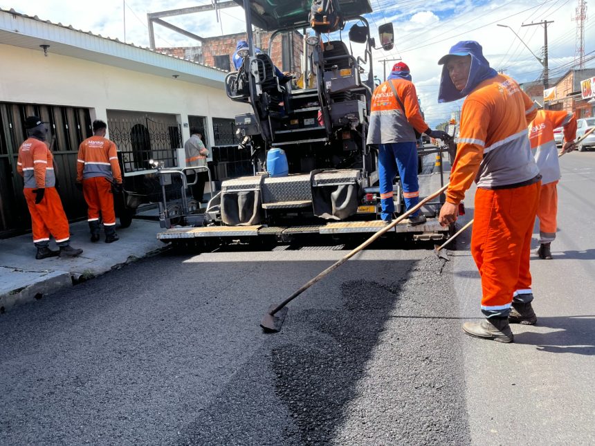 Recapeamento asfáltico na rua Coronel Sávio Belota em Manaus recebe 2.500 toneladas e avança na zona Norte