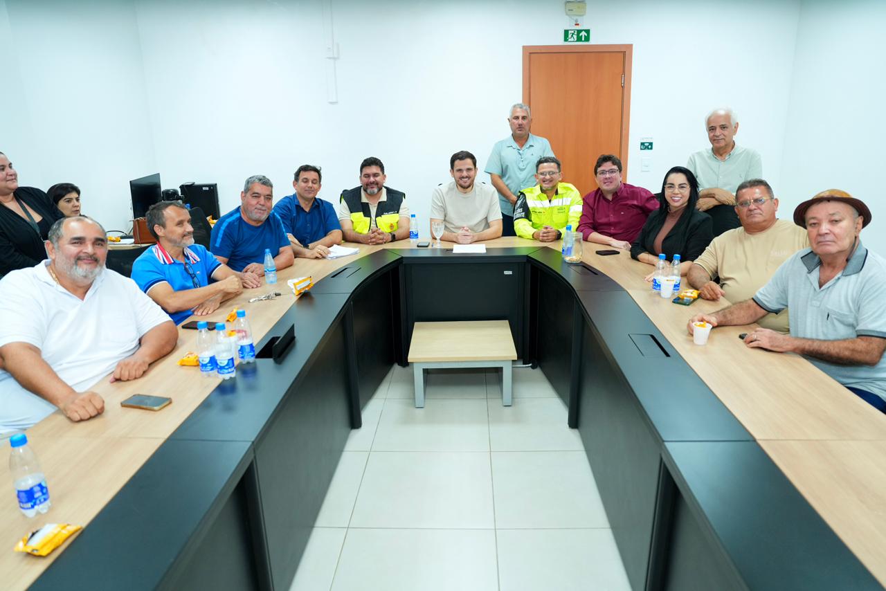 Prefeito de Manaus reúne permissionários para avaliar pedido de subsídio ao transporte complementar na cidade