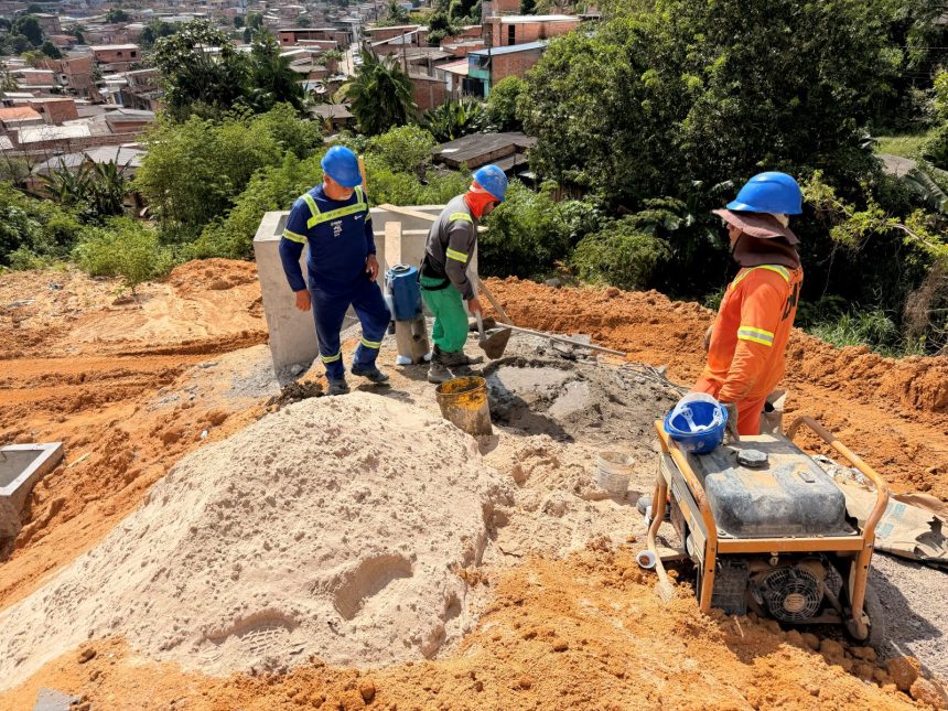 Prefeitura de Manaus avança em obra de contenção da erosão na rua Ladário e alcança 58% de execução