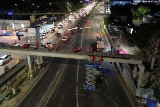 Prefeitura de Manaus acelera reconstrução da passarela da Torquato Tapajós com obras noturnas e duas frentes