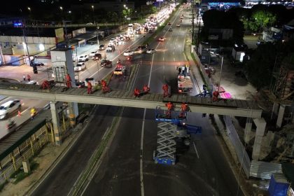 Prefeitura de Manaus acelera reconstrução da passarela da Torquato Tapajós com obras noturnas e duas frentes