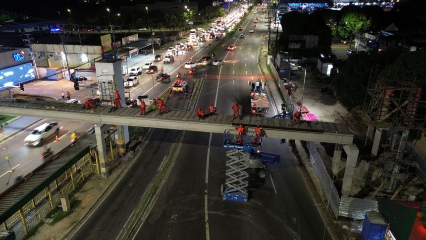 Prefeitura de Manaus acelera reconstrução da passarela da Torquato Tapajós com obras noturnas e duas frentes