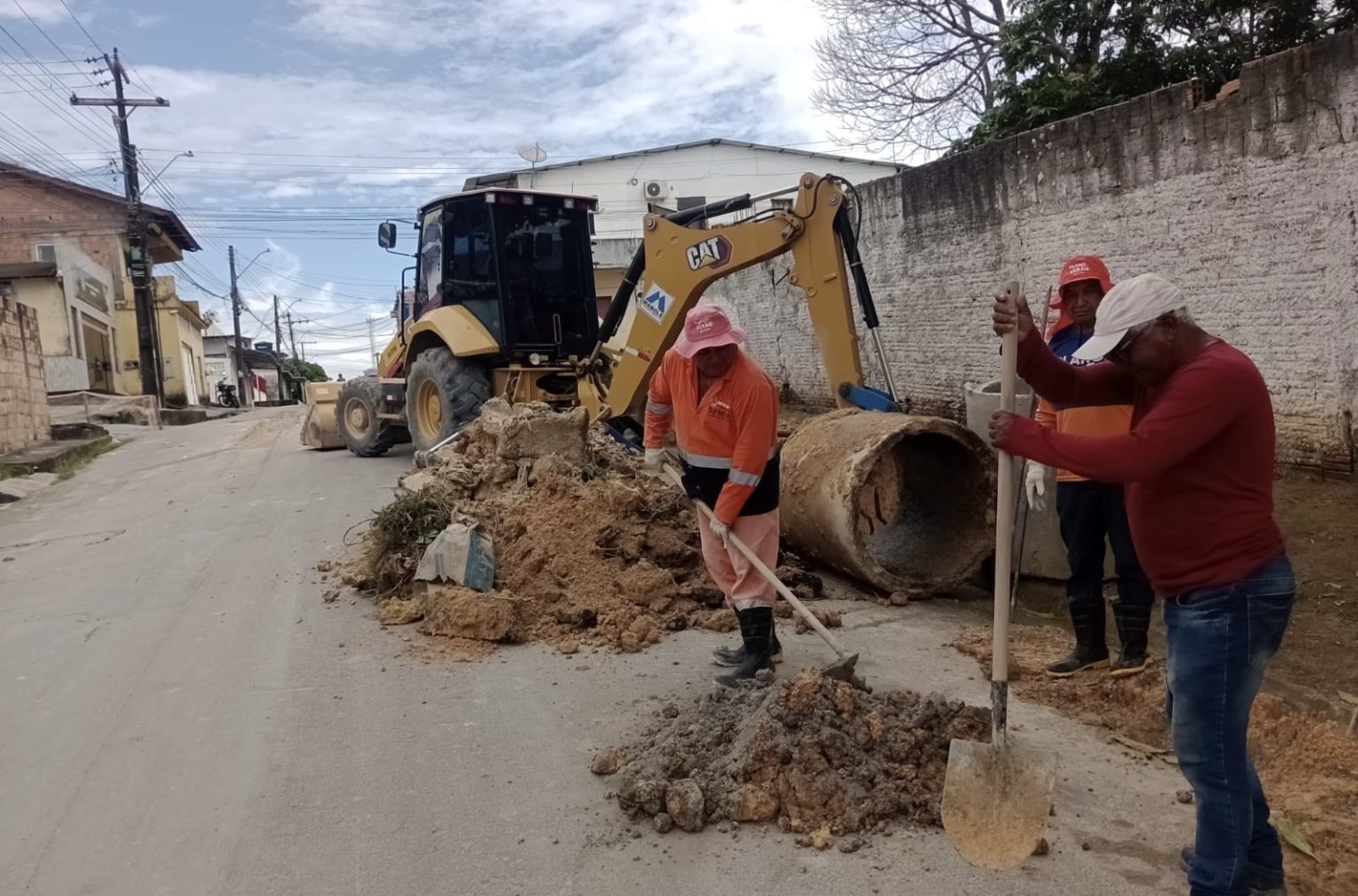 Prefeitura de Manaus inicia recuperação da rede de drenagem da rua Uirapuru após cratera