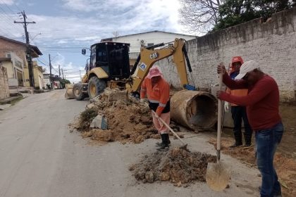 Prefeitura de Manaus inicia recuperação da rede de drenagem da rua Uirapuru após cratera
