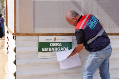 Prefeitura de Manaus embarga obra de faculdade após risco de desmoronamento na rua Ametista no Nossa Senhora das Graças