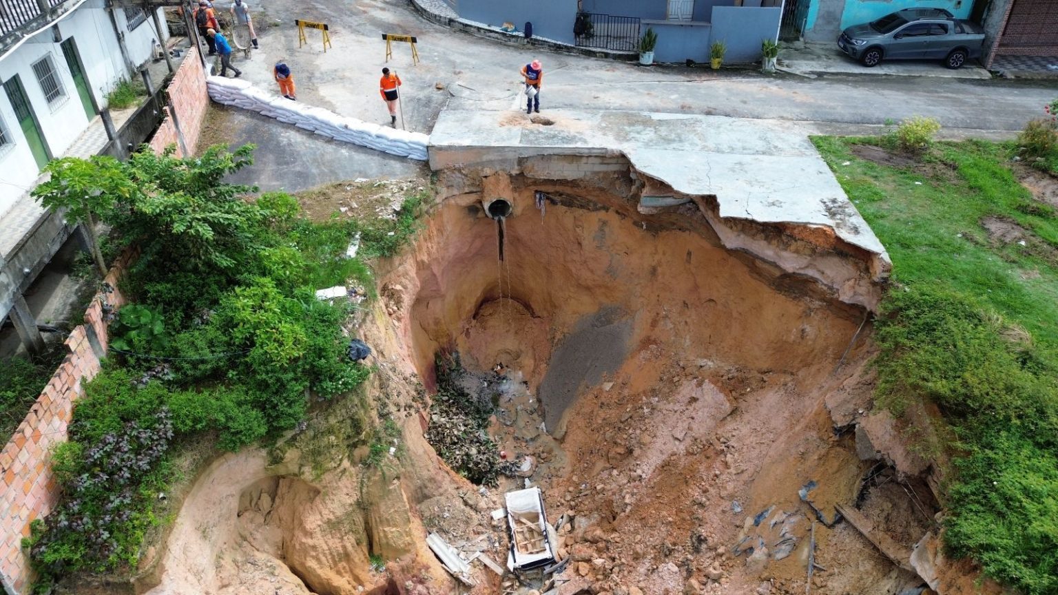 Prefeitura de Manaus inicia recuperação da drenagem profunda e contenção de erosão na rua Um do Colônia Antônio Aleixo