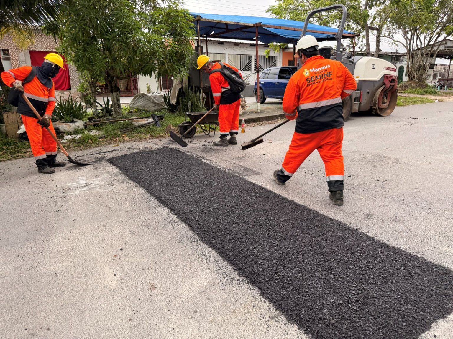 Operação Tapa-Buracos de Manaus recupera trecho da rua Dom Jackson Damasceno na zona Norte nesta terça-feira