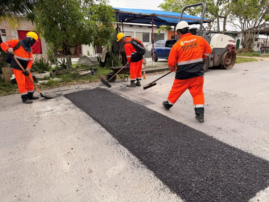 Operação Tapa-Buracos de Manaus recupera trecho da rua Dom Jackson Damasceno na zona Norte nesta terça-feira