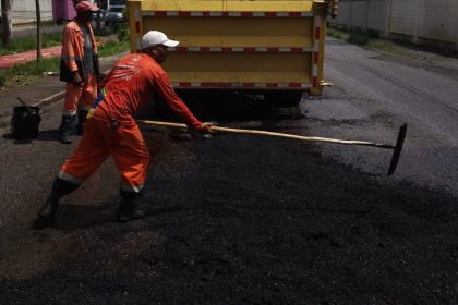 Prefeitura de Manaus realiza recuperação asfáltica na avenida Comendador José Cruz para melhorar mobilidade e segurança urbana