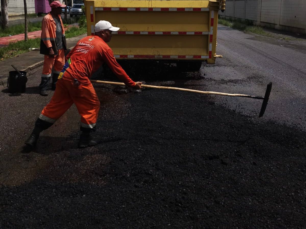 Prefeitura de Manaus realiza recuperação asfáltica na avenida Comendador José Cruz para melhorar mobilidade e segurança urbana