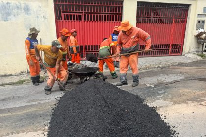 Prefeitura de Manaus executa recuperação asfáltica na rua Padre Monteiro de Noronha para melhorar trafegabilidade