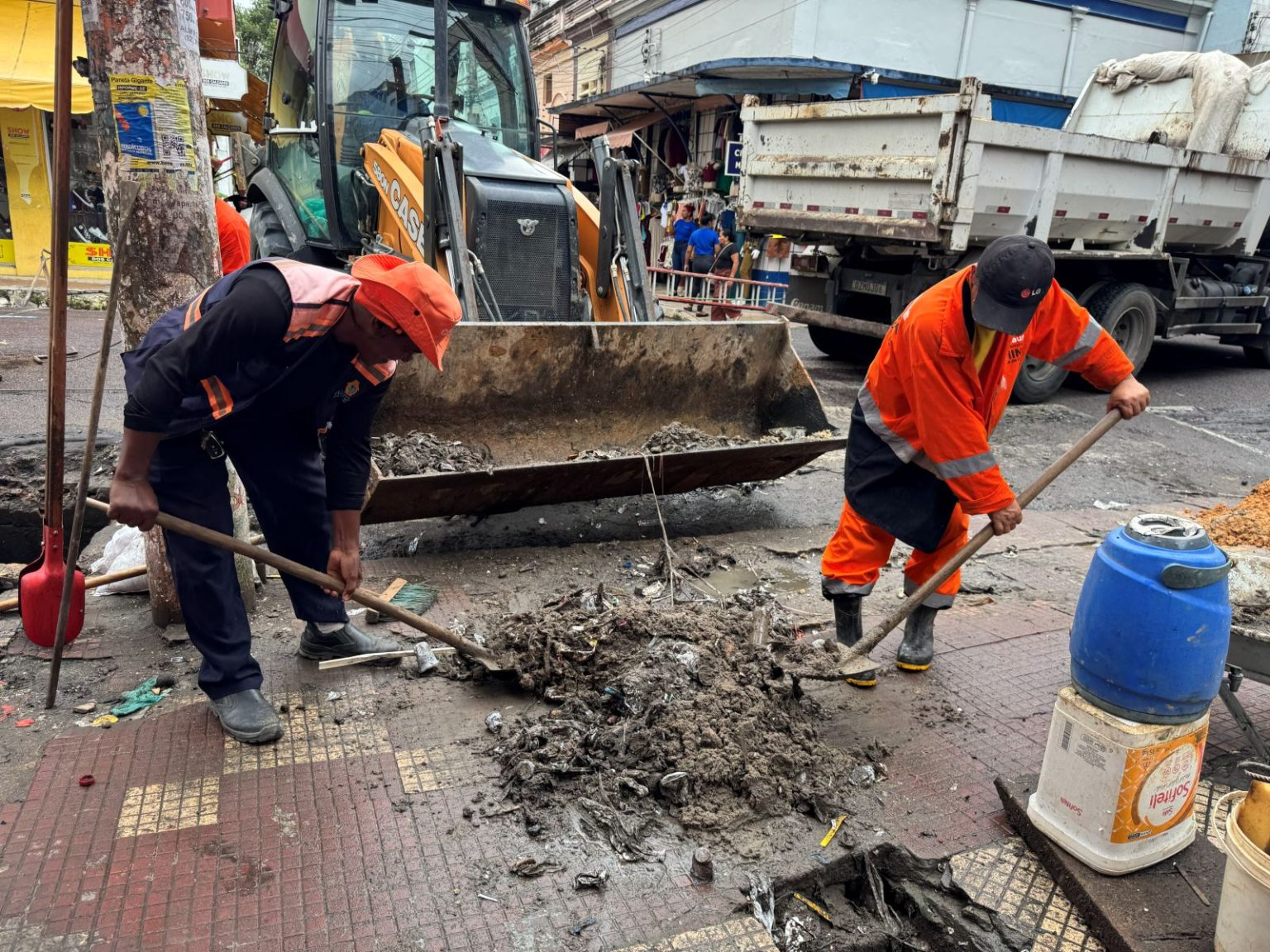 Prefeitura de Manaus realiza recuperação da infraestrutura urbana no Centro Histórico após obstrução do sistema de drenagem