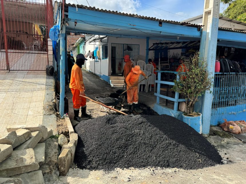 Prefeitura de Manaus realiza recapeamento na Vila Nazaré e Travessa Saturnino com 35 toneladas de massa asfáltica