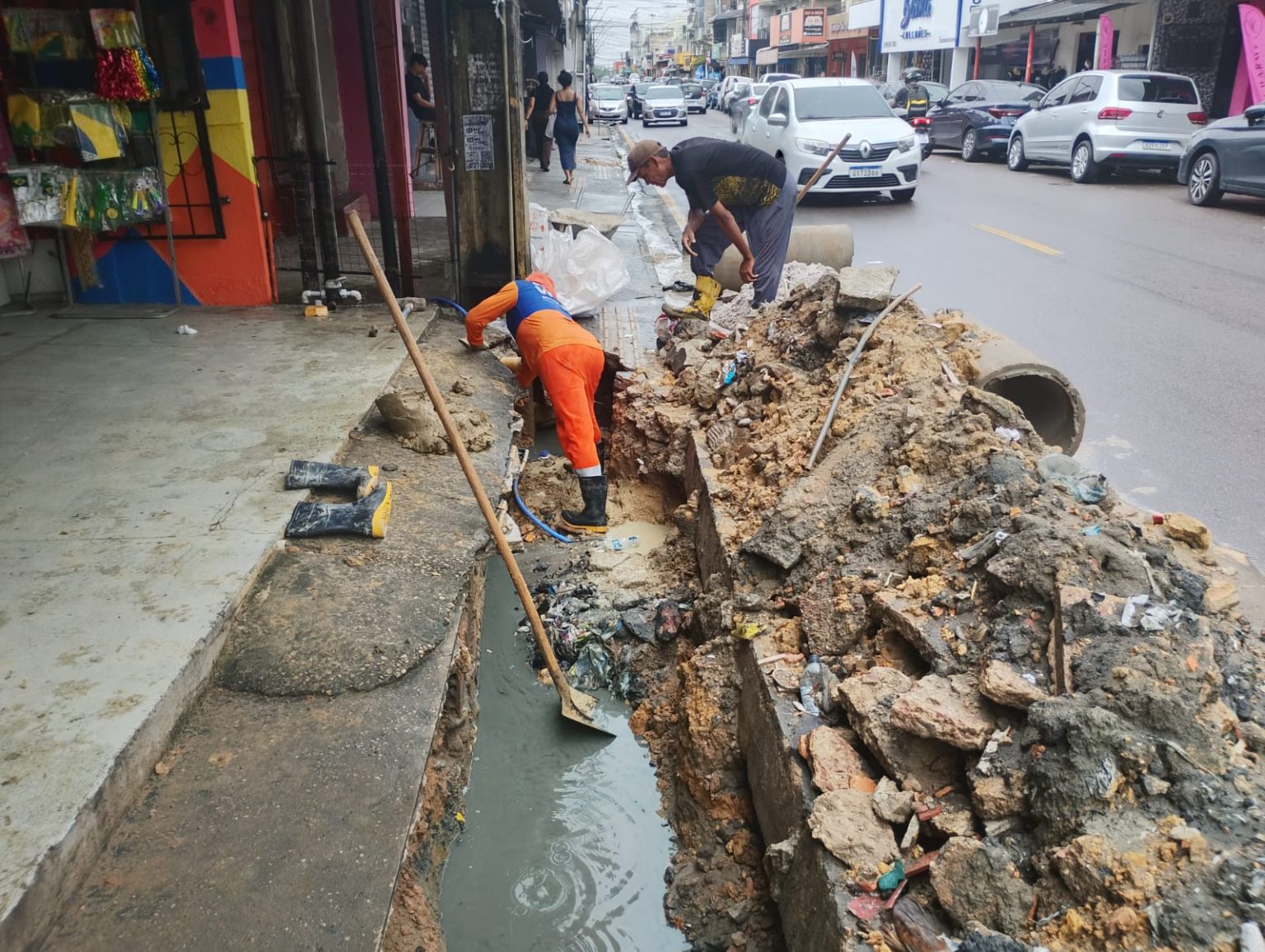 Prefeitura de Manaus recupera rede de drenagem na rua Criciúma após fortes chuvas em Alvorada 1