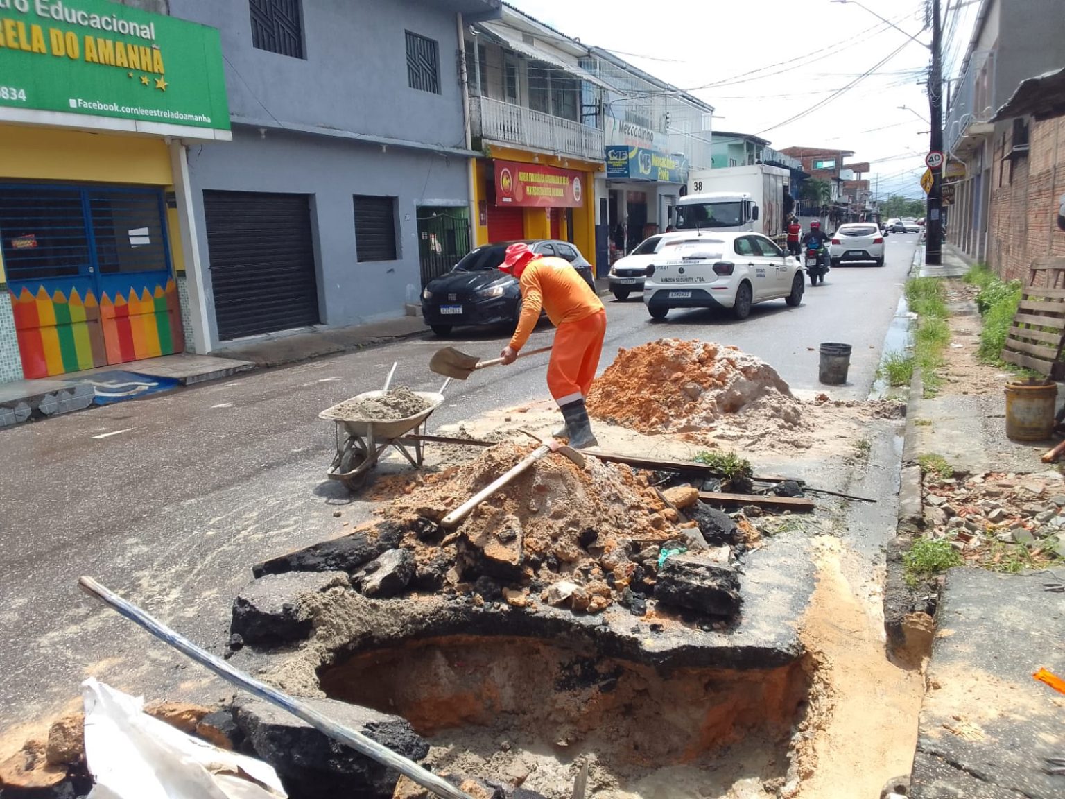 Prefeitura de Manaus realiza recuperação de drenagem profunda na rua Rio Baufana para preservar via e mobilidade