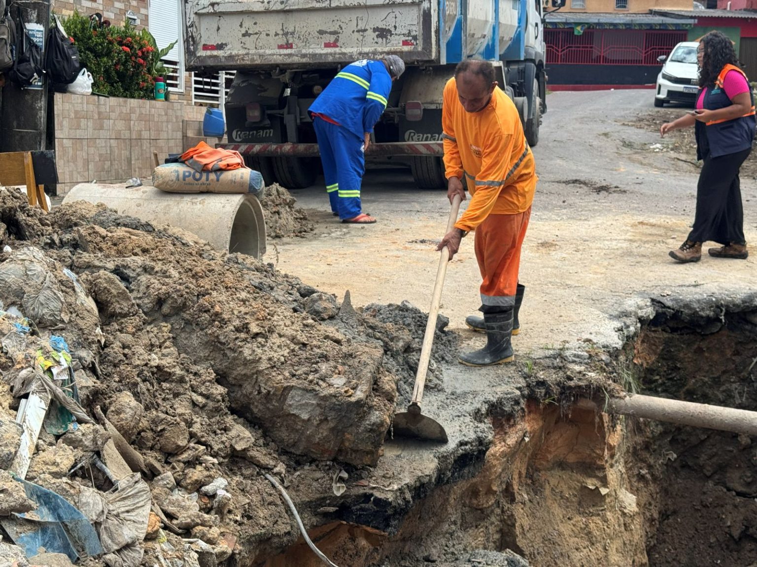 Prefeitura de Manaus executa recuperação da rede de drenagem na rua Beija-Flor, zona Leste