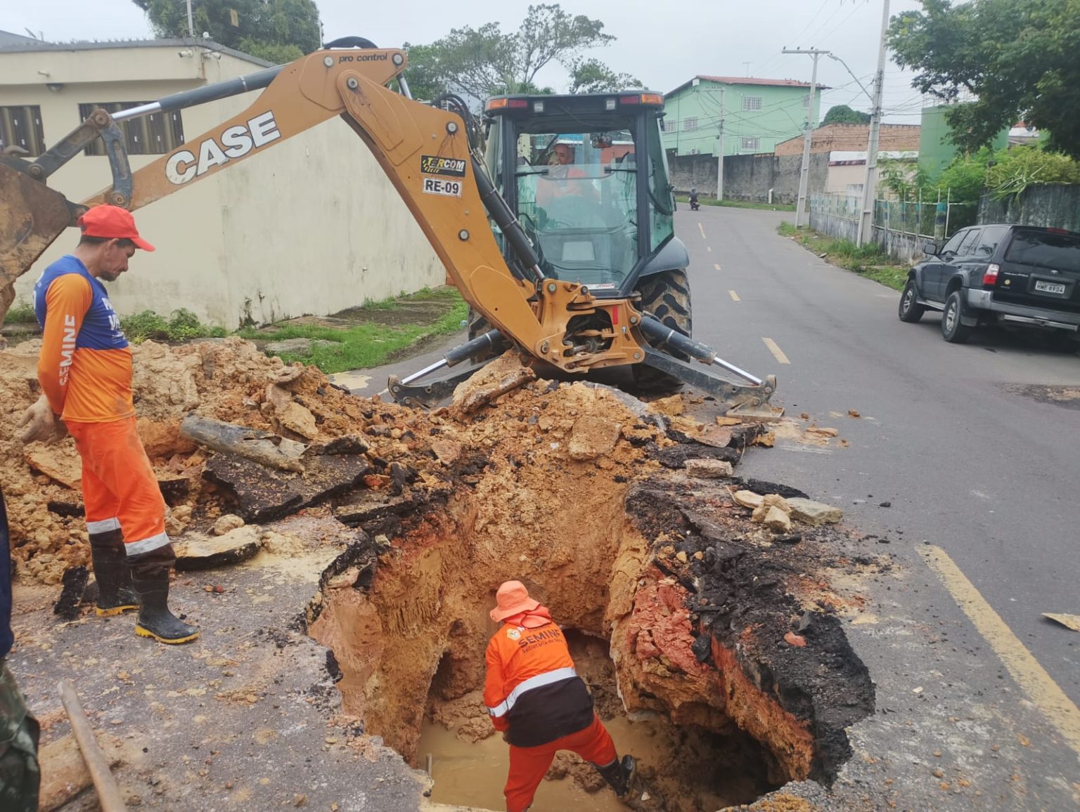 Prefeitura de Manaus implanta drenagem na rua Lívio Abramo após rompimento que formou cratera
