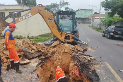 Prefeitura de Manaus implanta drenagem na rua Lívio Abramo após rompimento que formou cratera