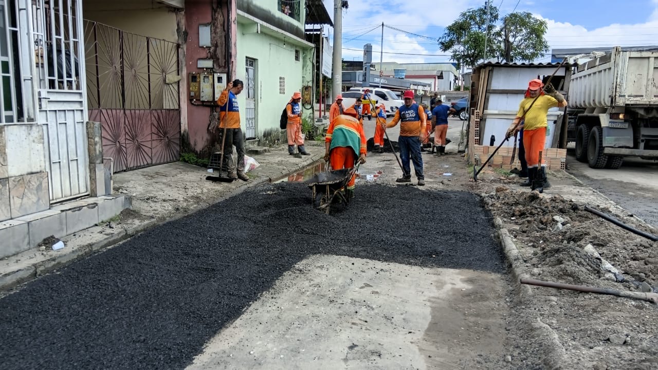 Recuperação asfáltica na avenida Manaus 2000 avança nesta terça-feira no bairro Japiim