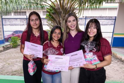 Governo do Amazonas entrega kits e promove ações em escolas por dignidade menstrual